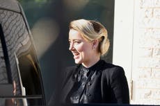 Fanáticos de Johnny Depp abuchean a Amber Heard al salir de la corte