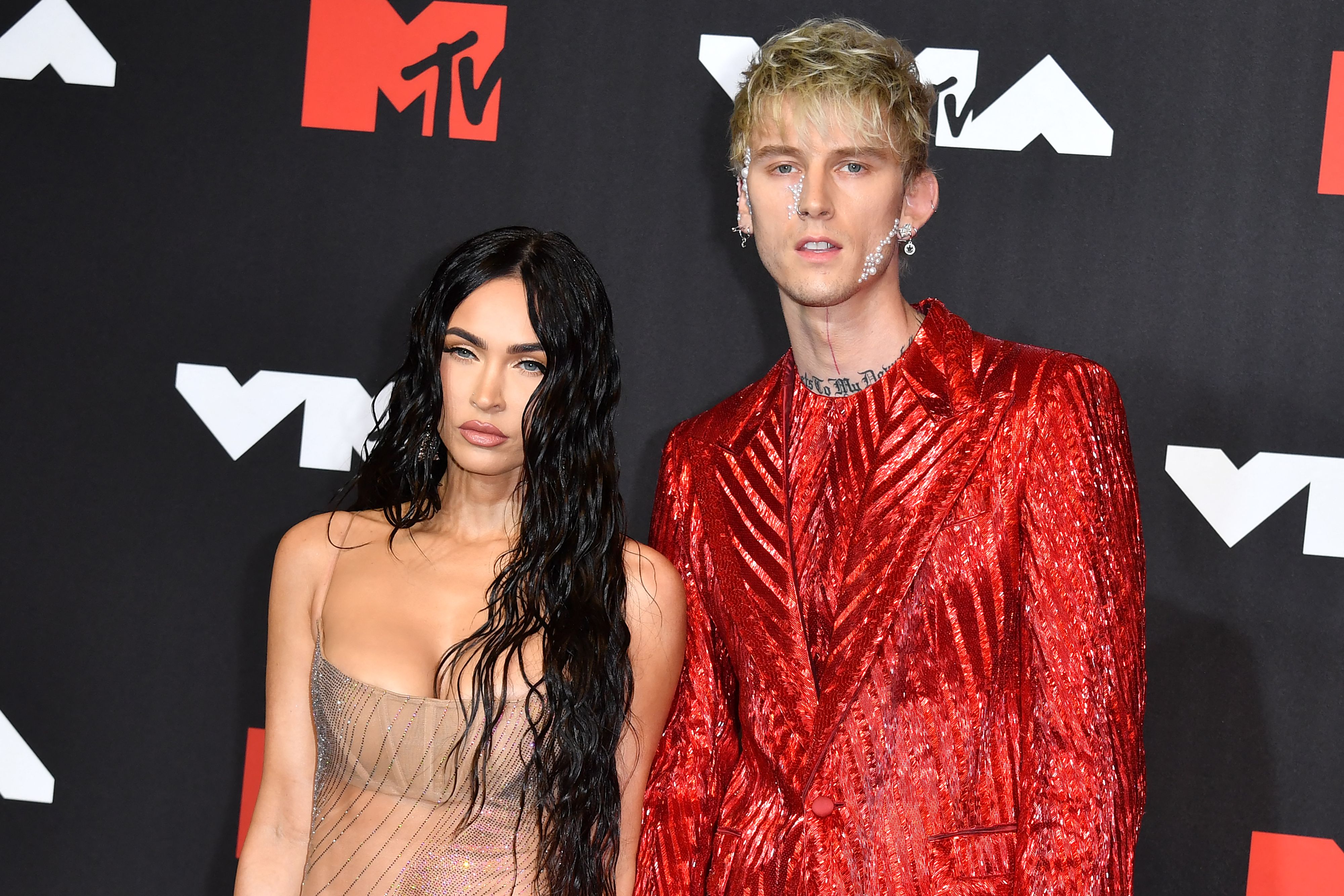 Megan Fox dice que ella y Machine Gun Kelly tienen citas dobles con Kourtney Kardashian y Travis Barker