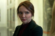 Katrina Lenk hace doble reverencia, en "Ozark" y Broadway