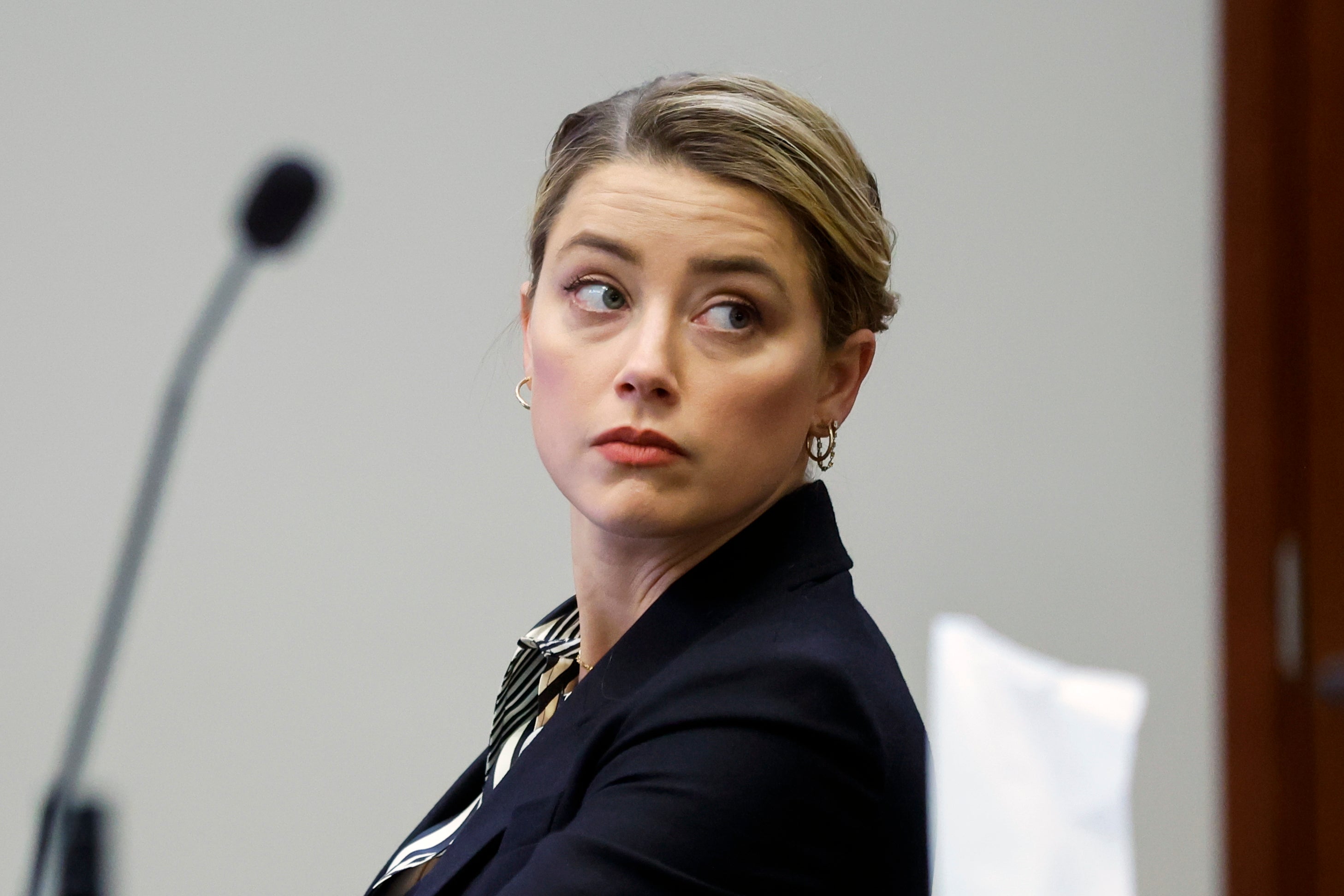 La actriz Amber Heard escucha en la sala del Tribunal de Circuito del Condado de Fairfax en Fairfax, Virginia, el miércoles 27 de abril de 2022