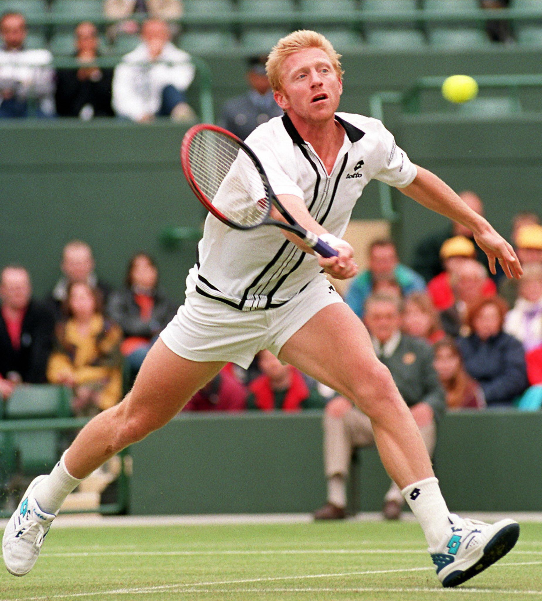 La exestrella alemana del tenis Boris Becker en un partido contra el británico Mark Petchey en Wimbledon, el 20 de junio de 1997