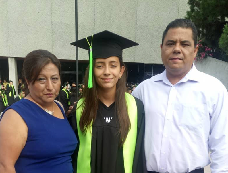 Debanhi junto a sus padres, Mario Escobar y Dolores Bazaldúa, en su graduación de preparatoria