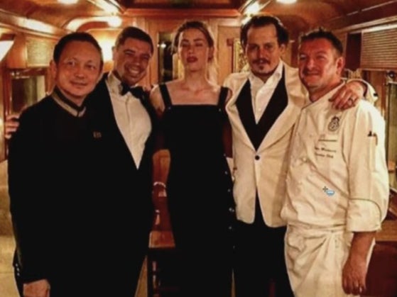 Una foto de Johnny Depp y Amber Heard durante su luna de miel en el Orient Express de Bangkok a Singapur