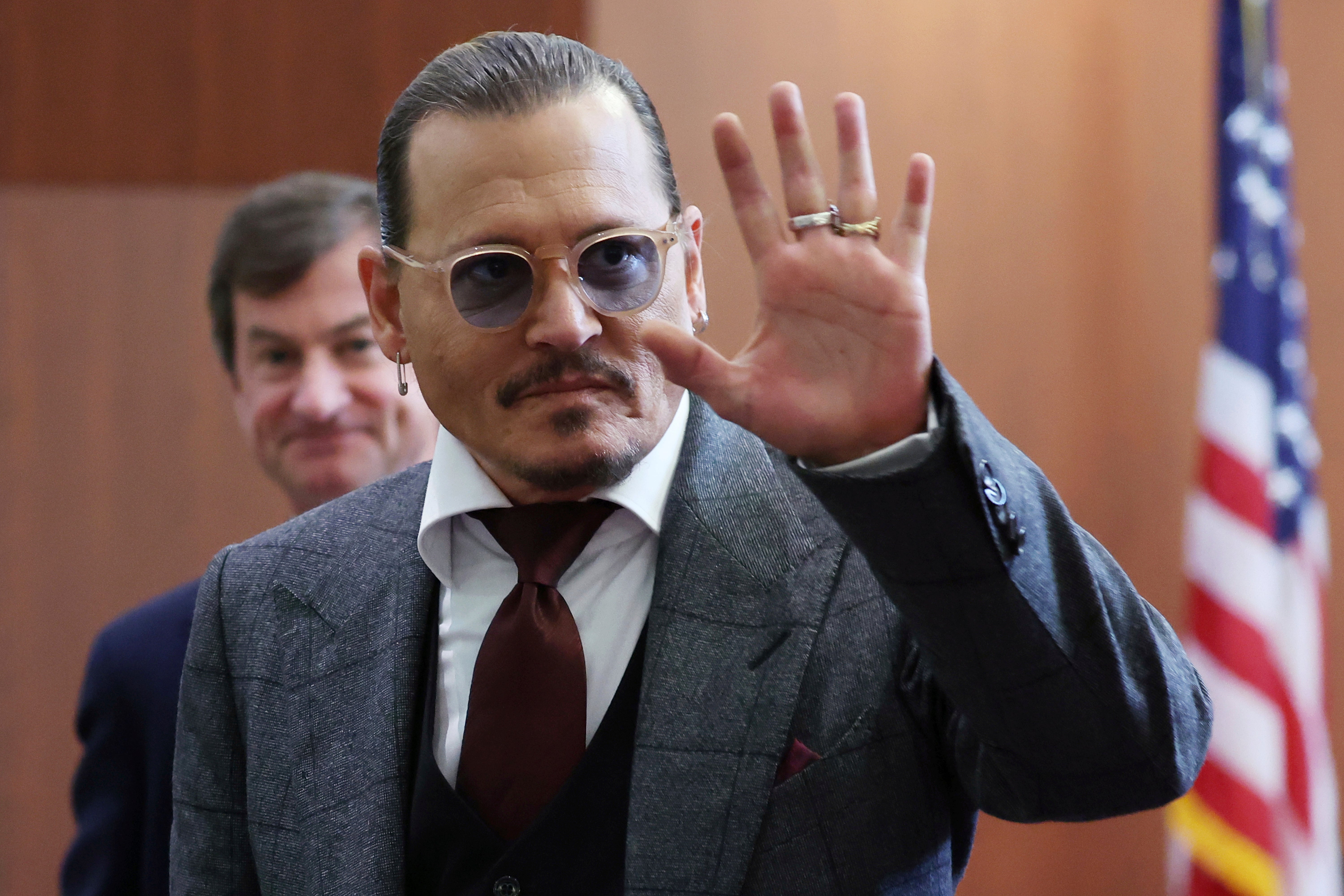 Guardaespaldas de Depp declara que Heard dijo que heces en la cama fueron una “broma pesada que salió mal”