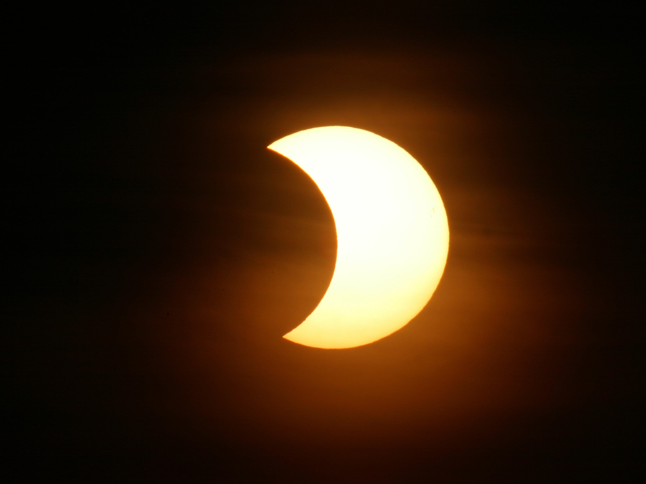 ¿Cuándo y cómo ver el eclipse solar del sábado?