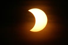 ¿Cuándo y cómo ver el eclipse solar del sábado?