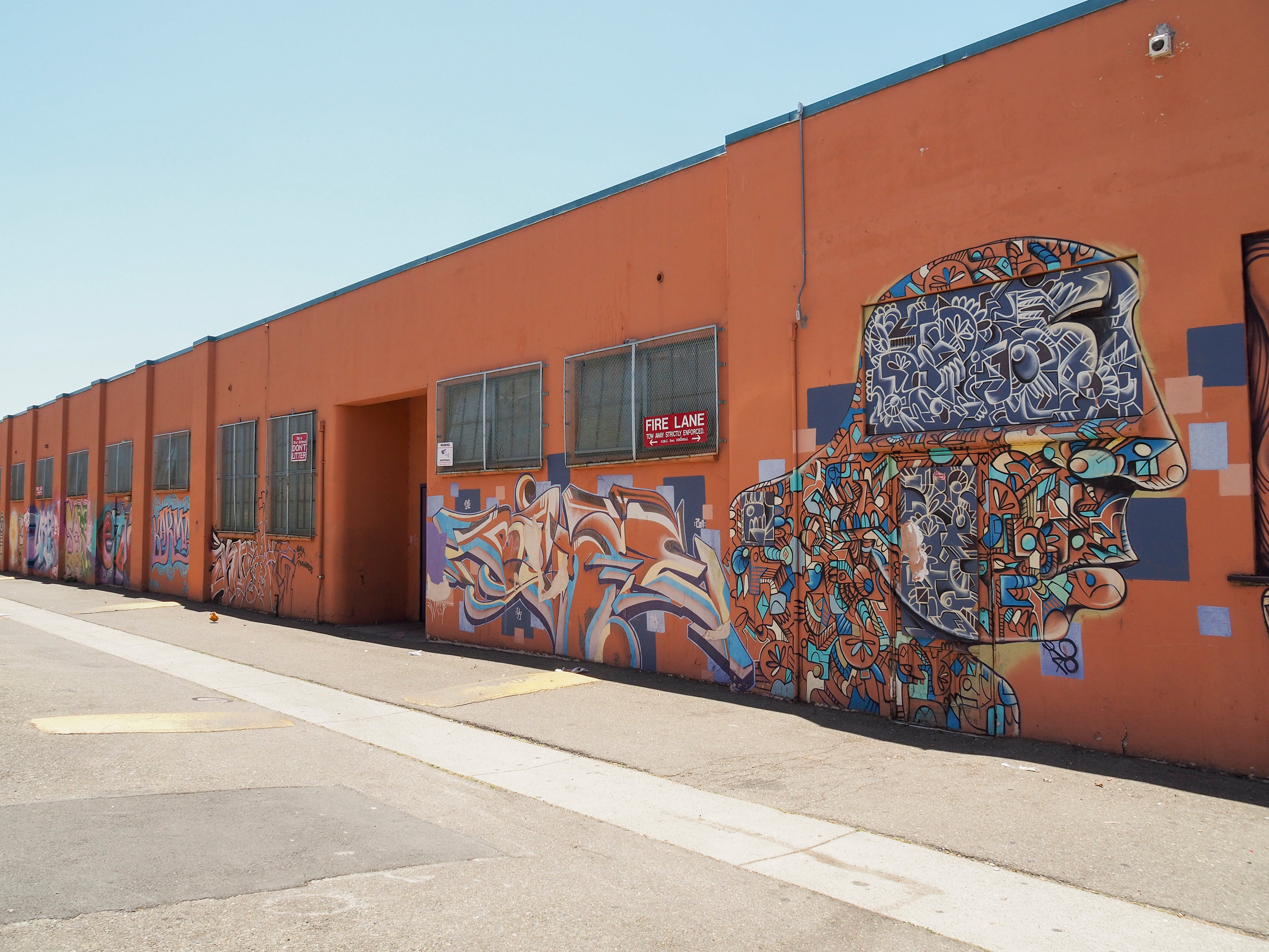 Cuando en Oakland la pandemia obligó a sus residentes a quedarse en sus casas a mediados de marzo de 2020, el centro de prensa de la Escuela Secundaria de Castlemont sirvió como el sitio donde recoger las computadoras portátiles y los puntos de acceso.