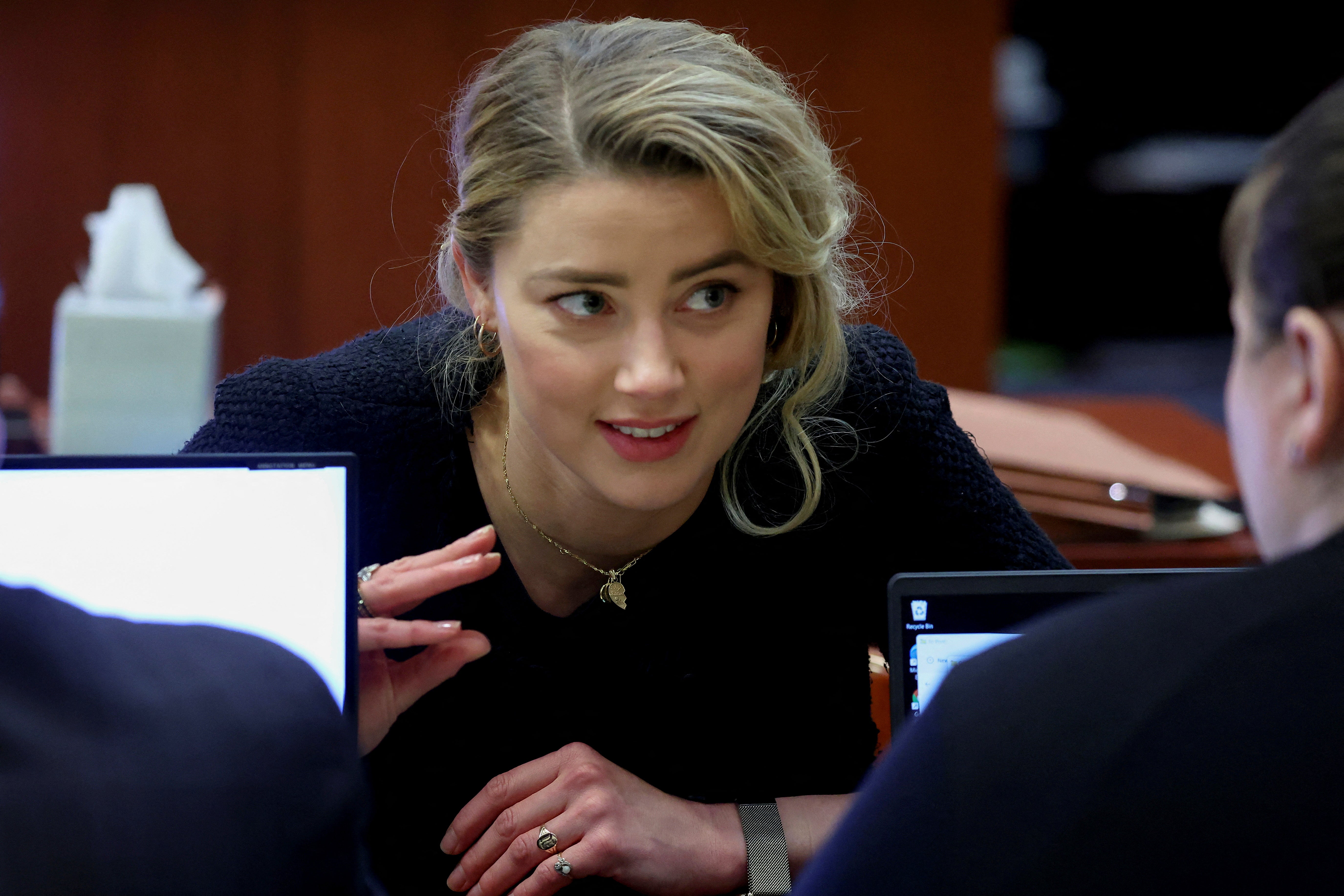 Amber Heard habla con su equipo legal durante el juicio por difamación contra su exmarido Johnny Depp, en el Tribunal de Circuito del Condado de Fairfax, en Fairfax, Virginia, Estados Unidos, el 28 de abril