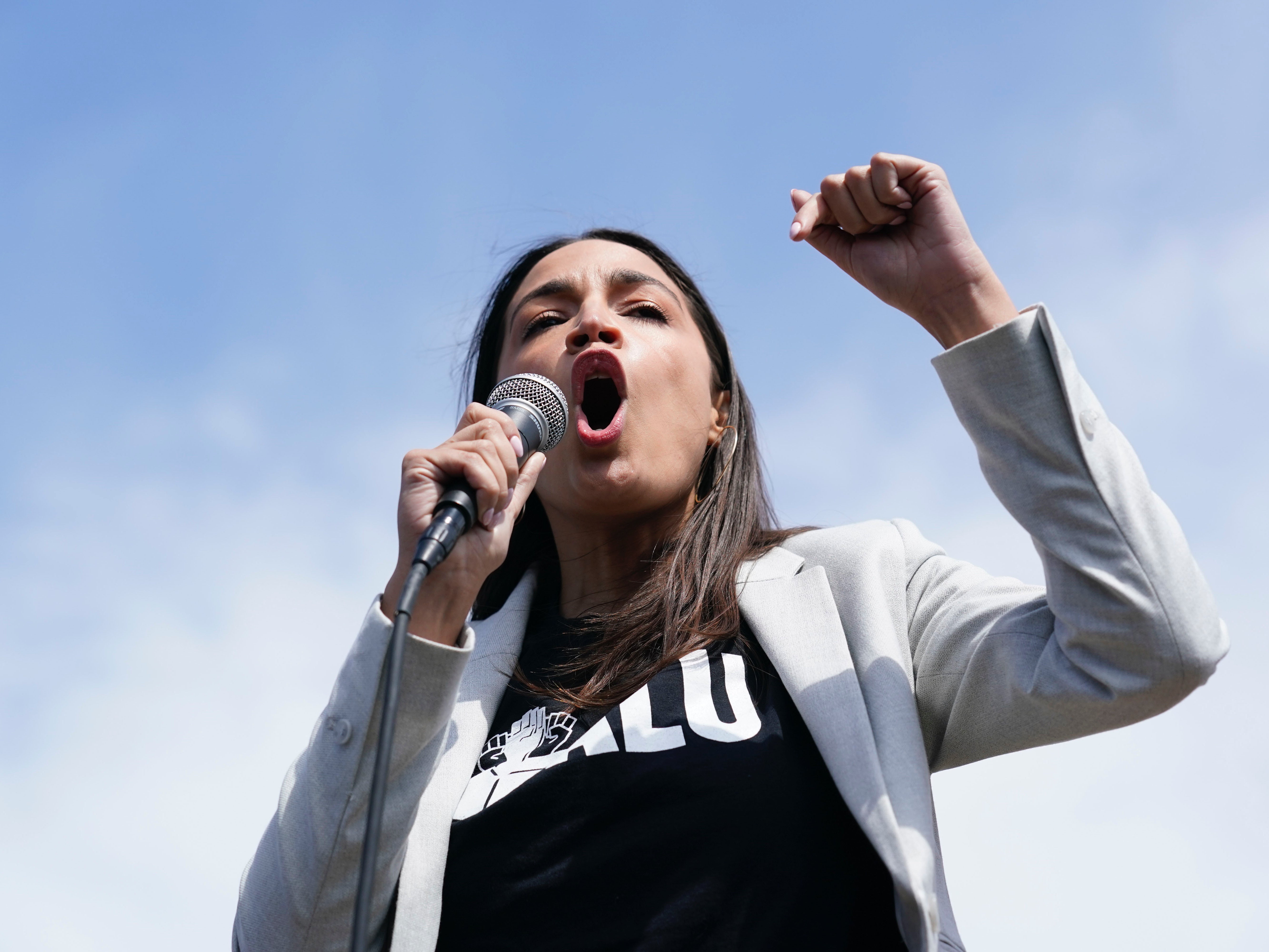 AOC explica por qué borró un tuit después de que Elon Musk la acusara de “ligar” con él