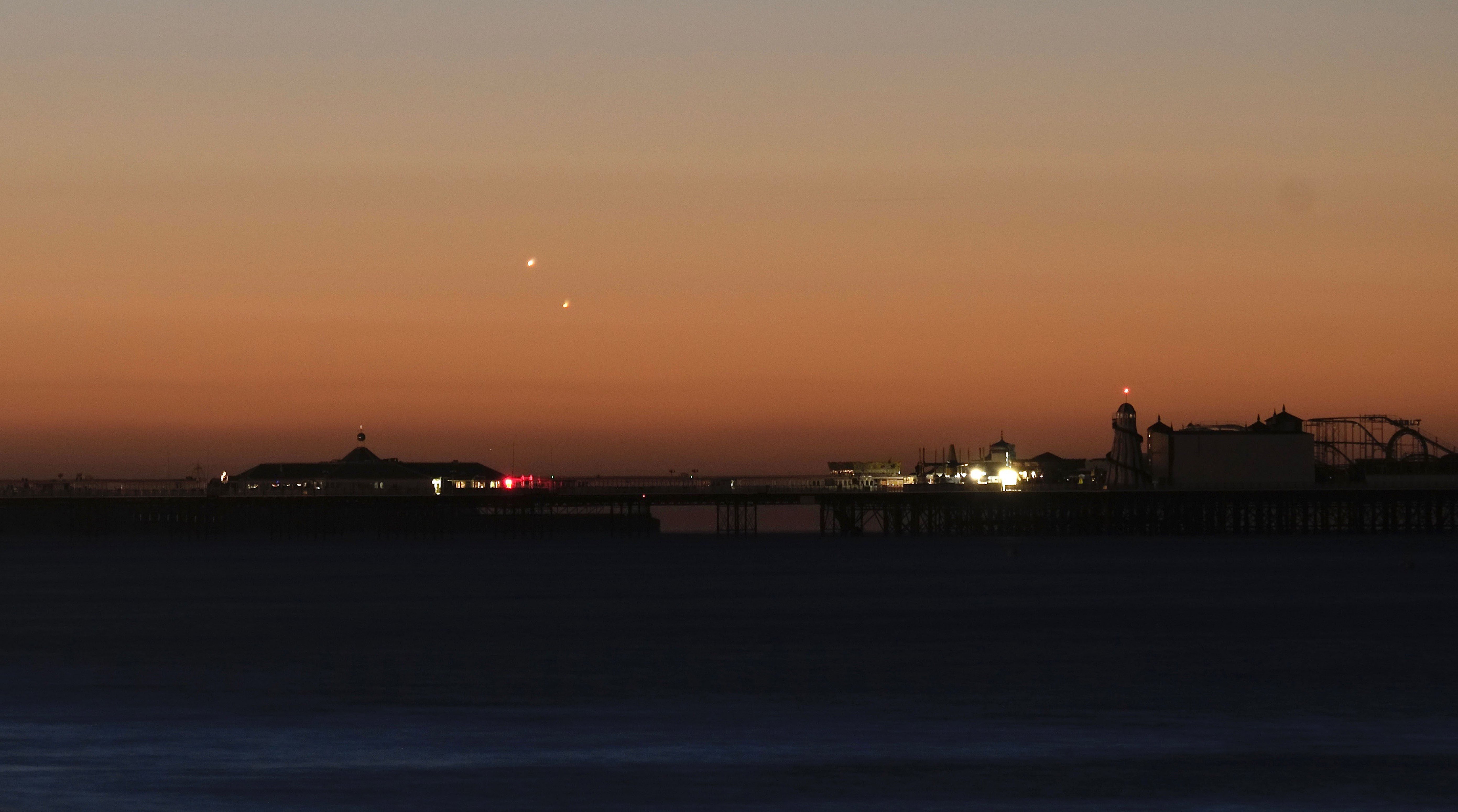 Foto de Venus (izquierda) y Júpiter en el cielo de Brighton Pier durante una conjunción planetaria