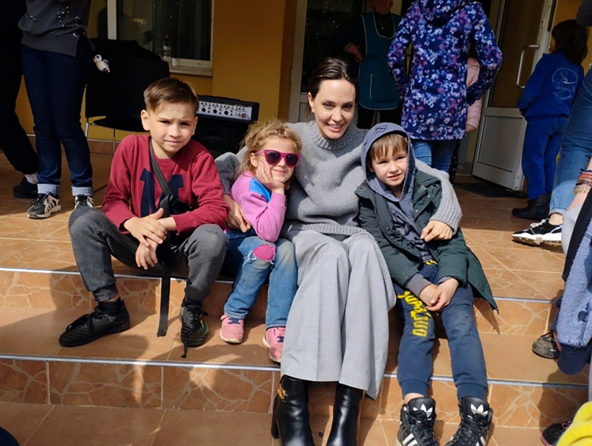 Angelina Jolie visita a desplazados en Leópolis