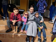 Angelina Jolie visita a desplazados en Leópolis