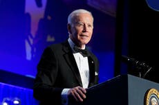 Biden se burla de la ‘plaga’ de Trump en la primera cena de corresponsales de la Casa Blanca desde 2019