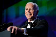 Biden bromea sobre sí mismo y Trump en cena corresponsales