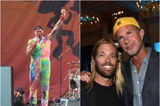 Los Red Hot Chili Peppers rinden homenaje a Taylor Hawkins en un festival ante la mirada de Dave Grohl