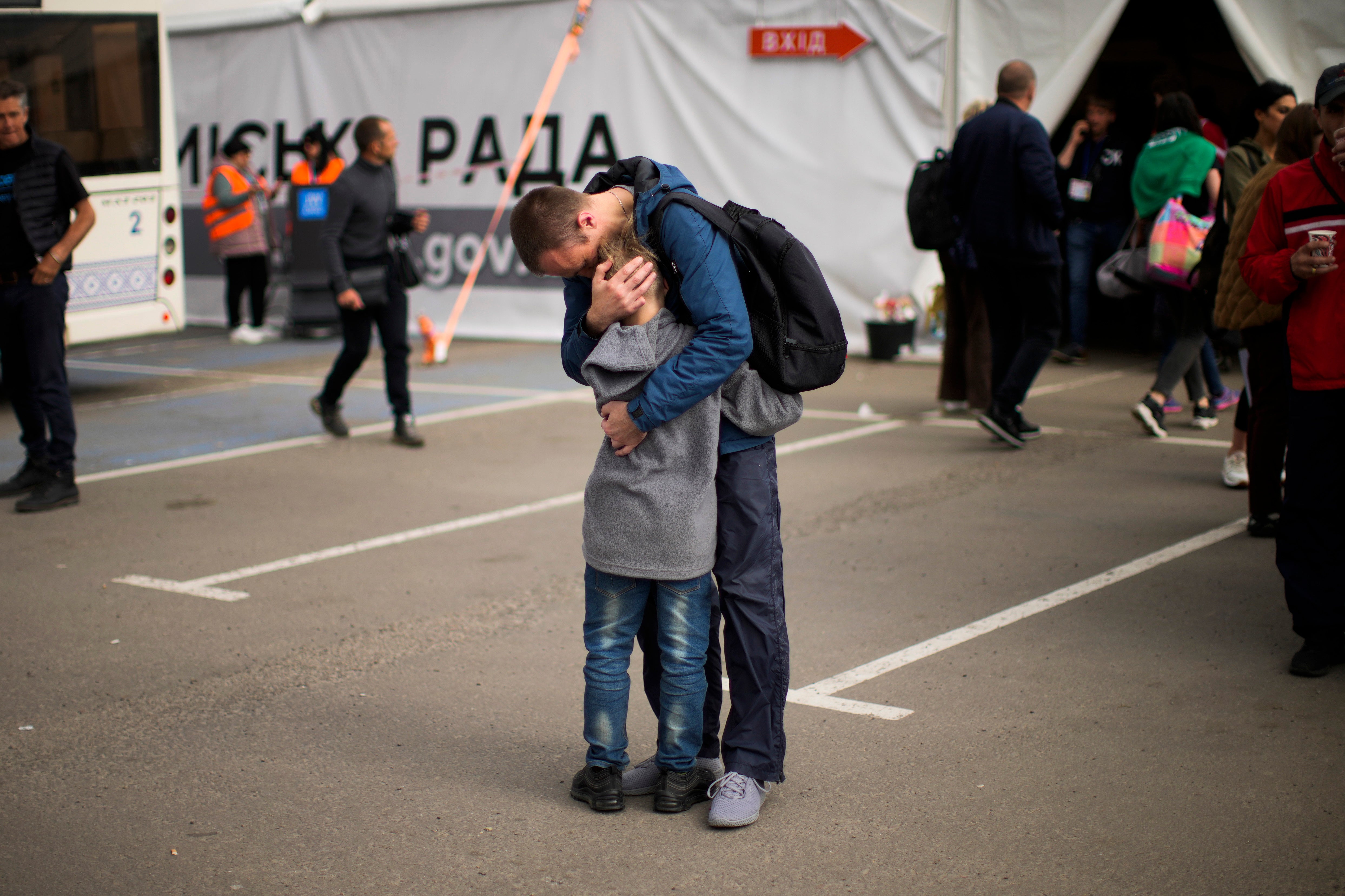 Andrii Fedorov abraza a su hijo Makar mientras se reúnen en el centro de acogida de Zaporizhzhia