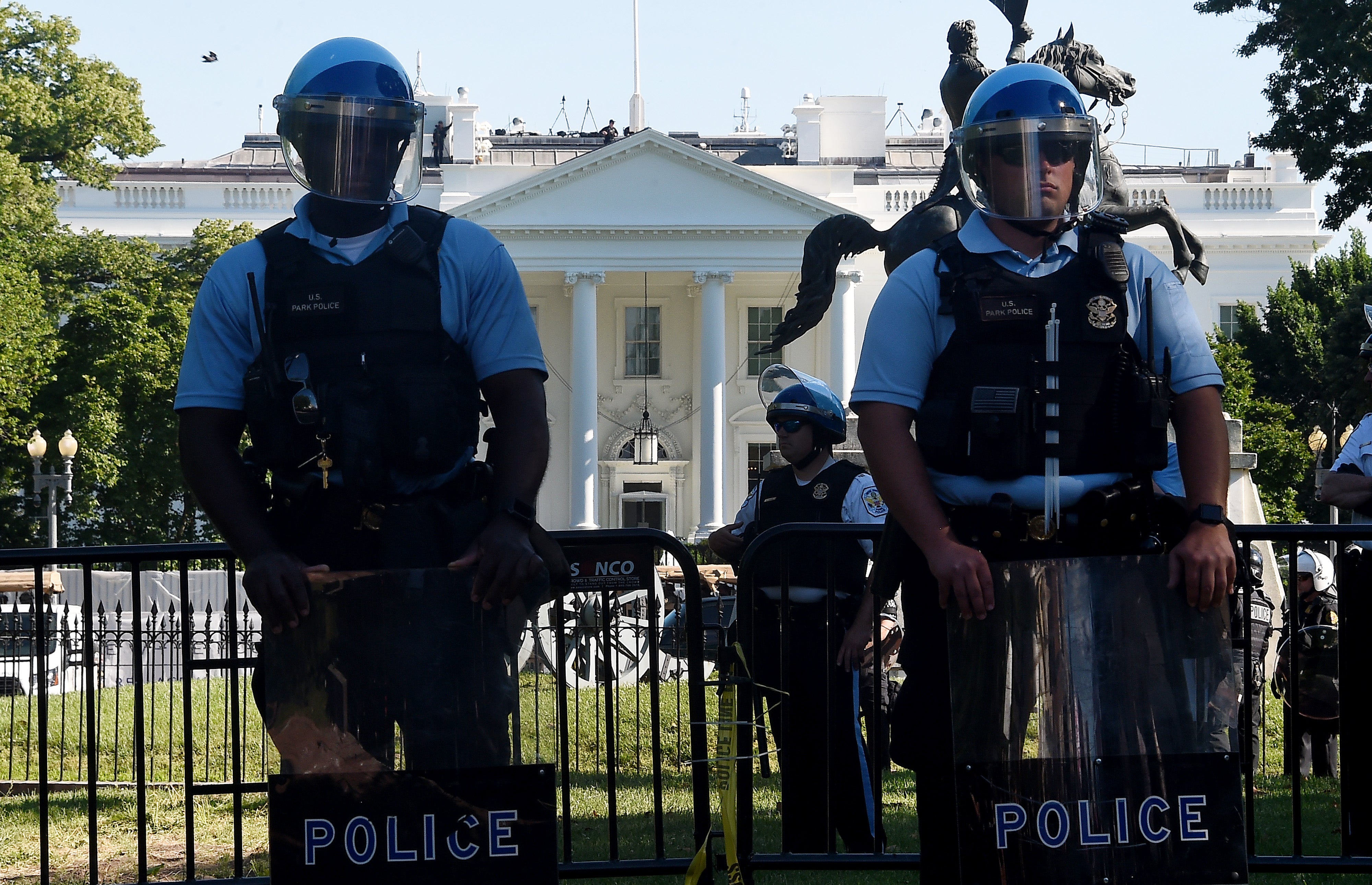 La policía estableció un perímetro alrededor de la Casa Blanca mientras manifestantes se reúnen para protestar por el asesinato de George Floyd el 1 de junio de 2020