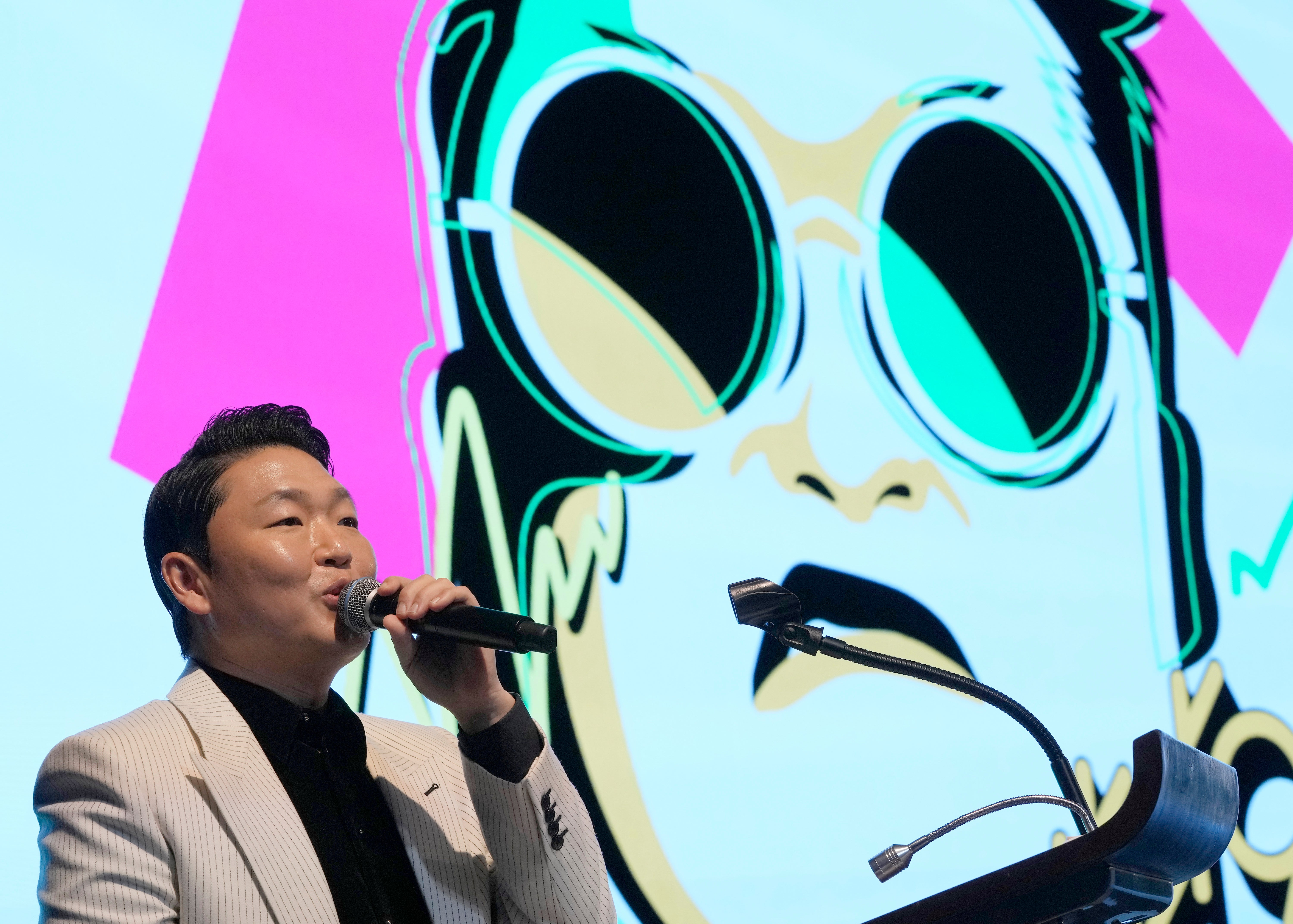 Corea del Sur: PSY posa frente a una caricatura de sí mismo en 2022