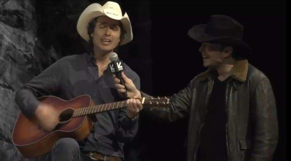 Kimbal Musk toca la guitarra y canta junto a su hermano Elon, quien sostiene el micrófono, en el SXSW de 2018
