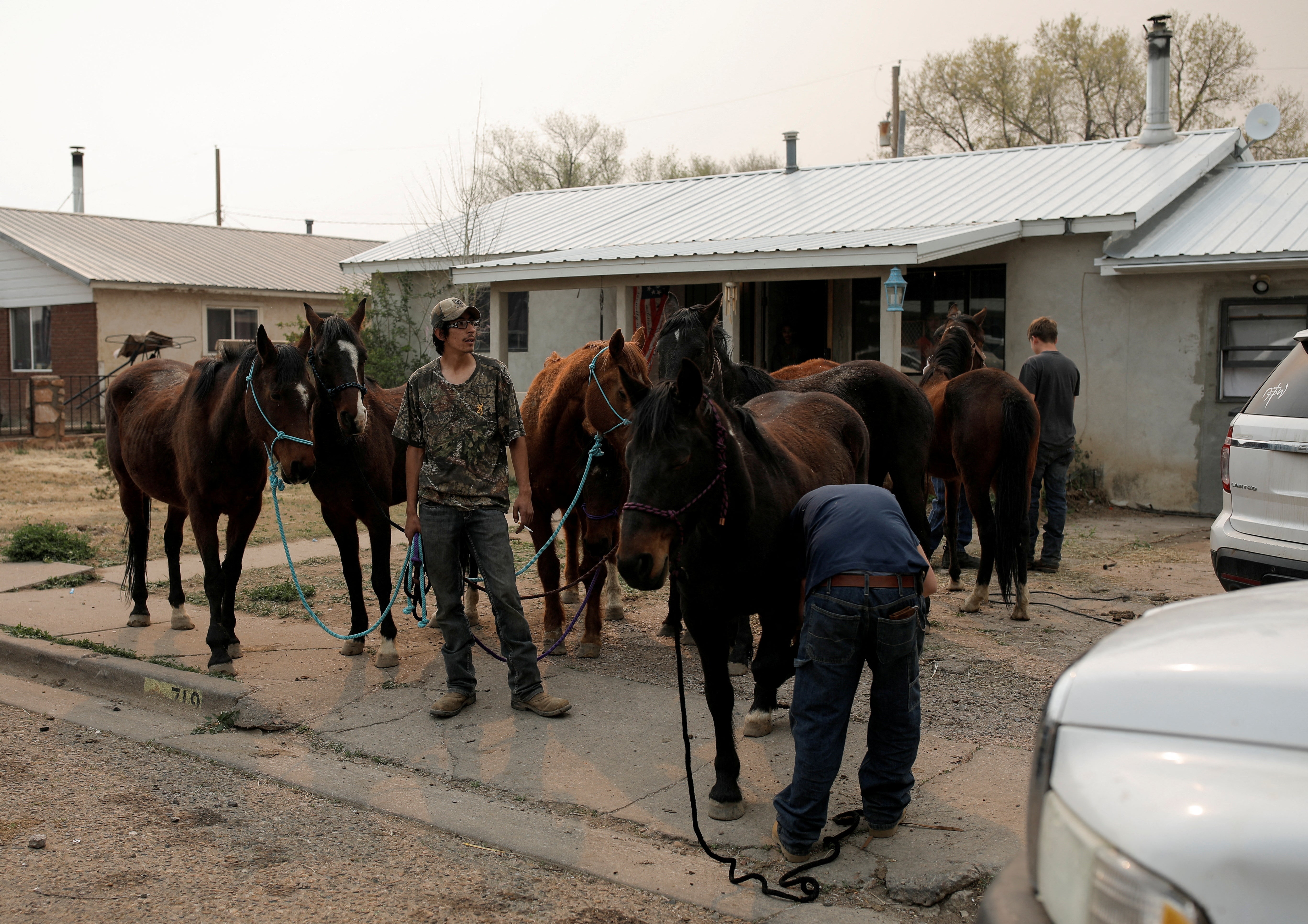 La gente se prepara para evacuar la zona cercana al incendio de Calf Canyon/Hermits Peak con sus caballos