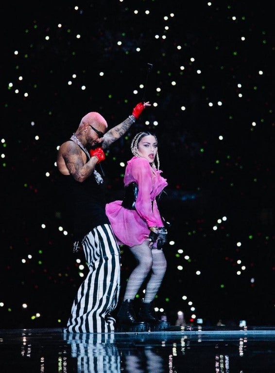 Maluma regresa a su natal Medellín acompañado de Madonna y Grupo Firme