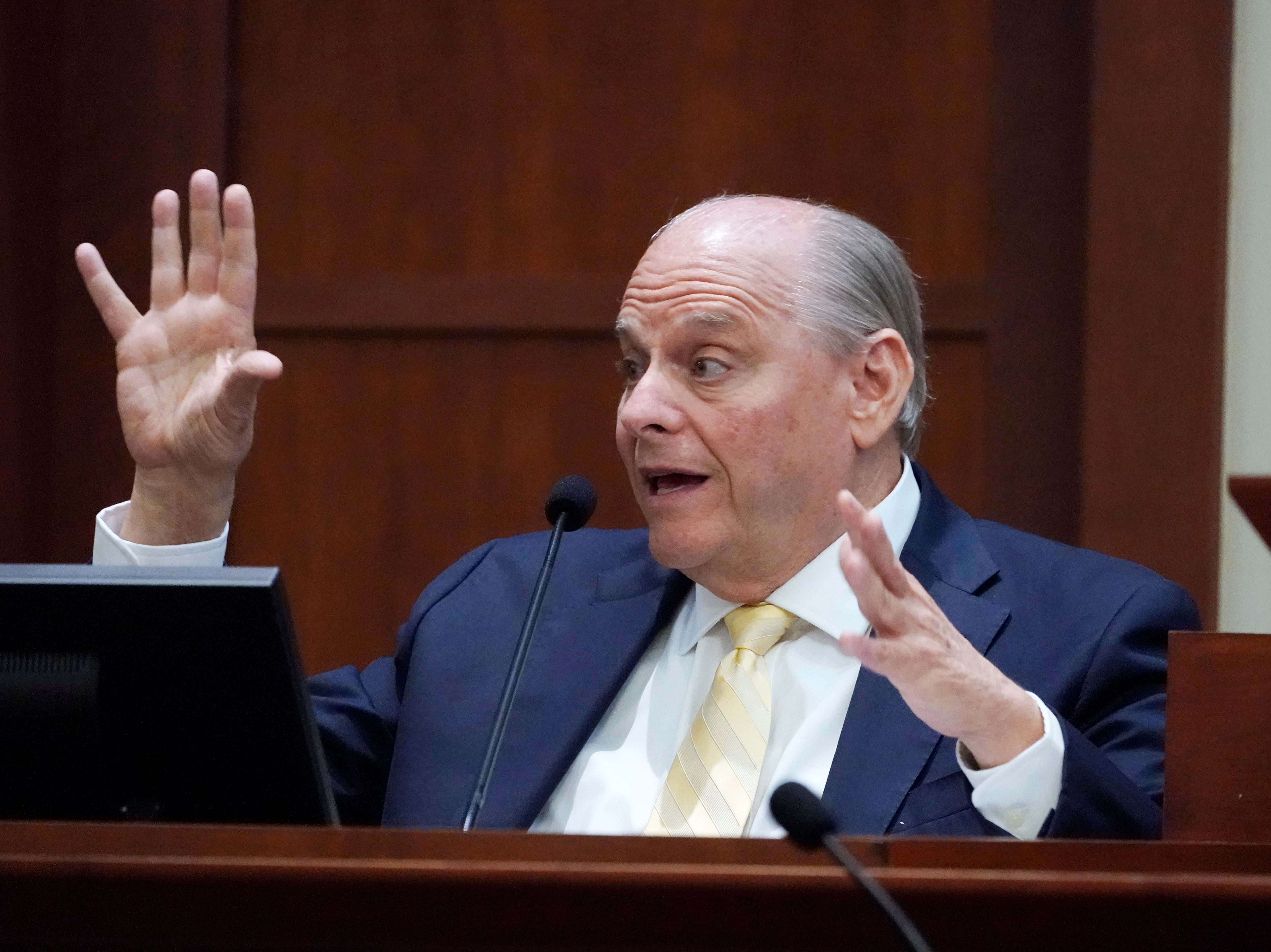 Richard Marks testifica en el tribunal en Fairfax, Virginia