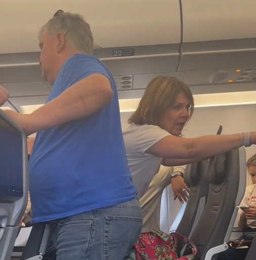 Expulsan a pareja de un vuelo en Florida después de lanzar insultos homofóbicos y elogiar al “rey” Elon Musk