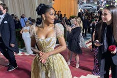Reportera de la Met Gala es elogiada por superar a las celebridades con su atuendo
