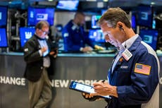 Wall Street oscila en apertura; prevén decisión sobre tasas