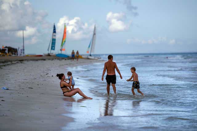 <p>Las playas de España sufren por el gran número de personas, el desarrollo inmobiliario y los efectos del cambio climático </p>