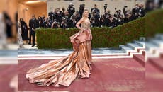 El vestido que cambió de colores en la alfombra roja del Met Gala