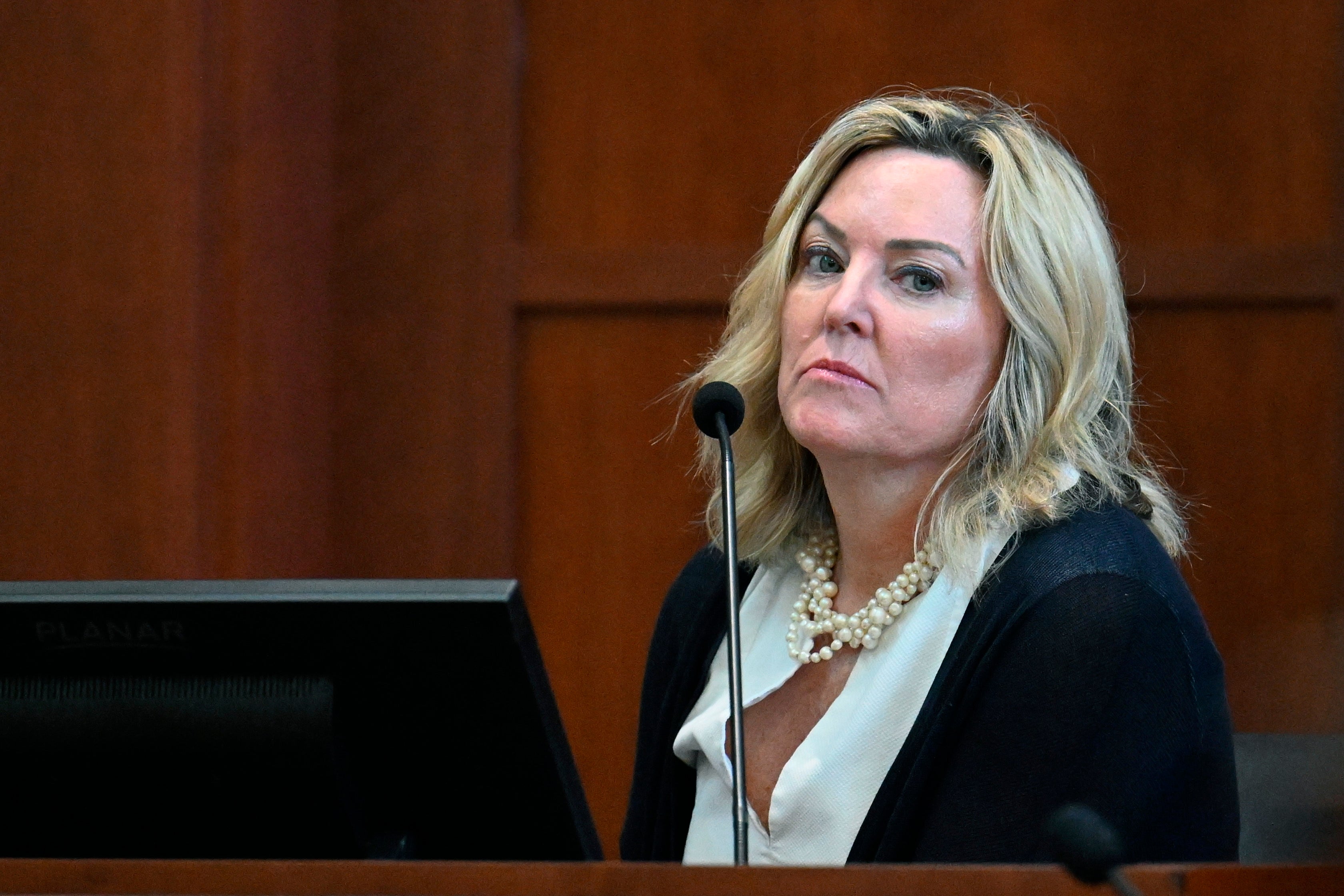 La psicóloga forense Dawn Hughes testifica como la primera testigo de la defensa de la actriz Amber Heard en el Tribunal de Circuito del Condado de Fairfax, en Virginia, el martes 3 de mayo de 2022