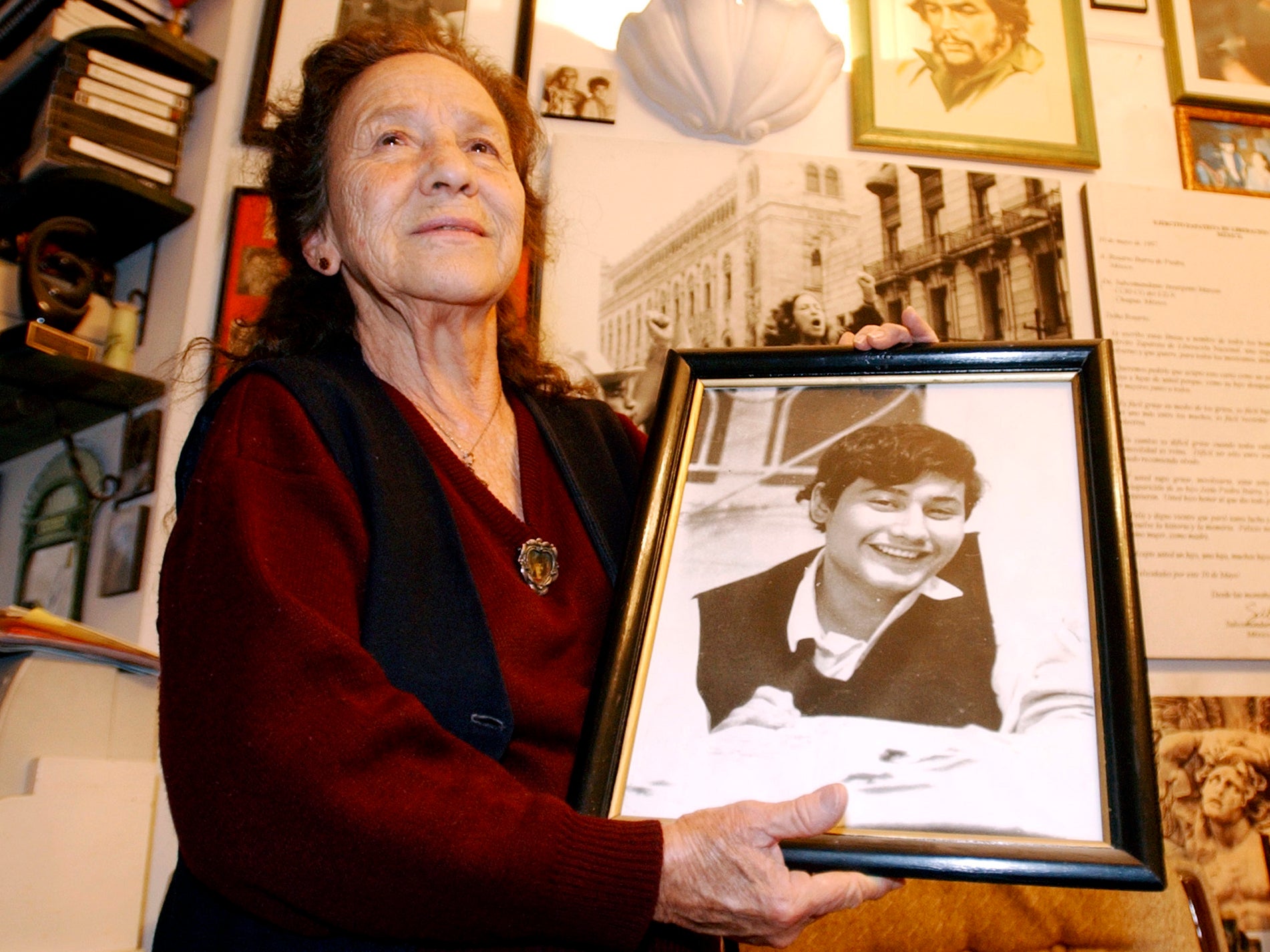 Ibarra de Piedra muestra una fotografía de su hijo Jesús, visto por última vez en 1975