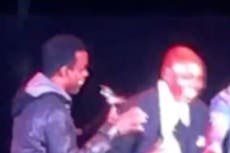 Imágenes del ataque a Chappelle en escenario y la broma “salvaje” sobre Will Smith de Rock compartidas en línea