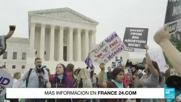Manifestantes a favor y en contra del aborto protestan frente a la Corte Suprema