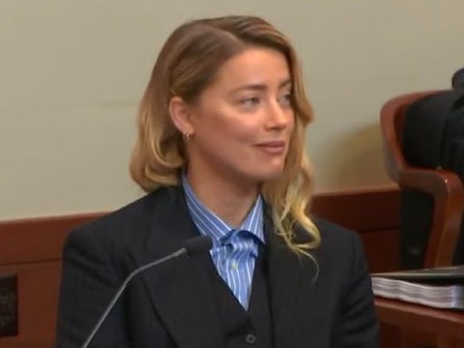 Amber Heard fue vista sonriendo en la corte durante el testimonio de la Dra. Dawn Hughes