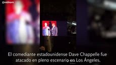 Atacan a Dave Chapelle en pleno escenario en Los Ángeles
