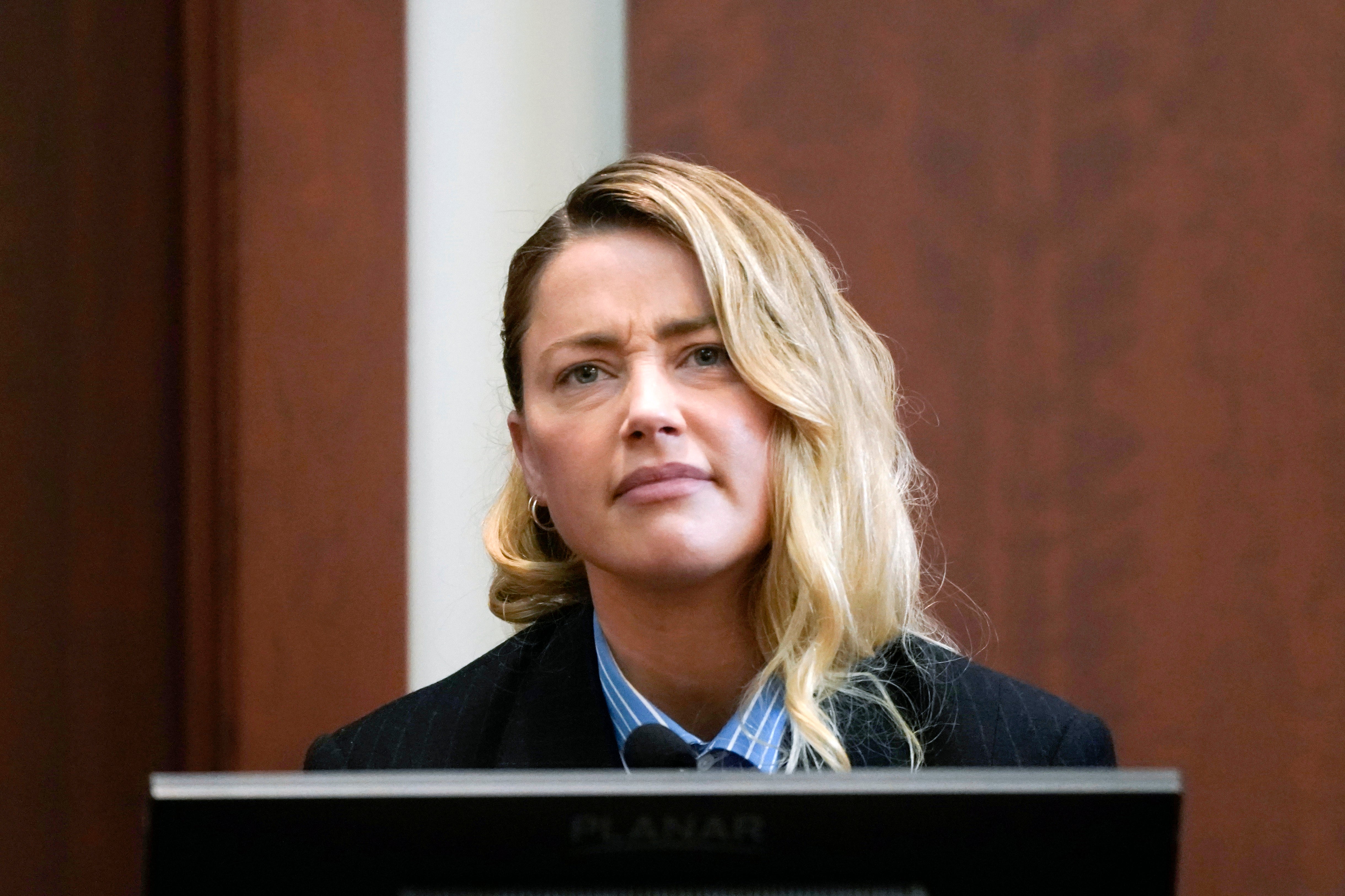 La actriz Amber Heard reacciona al testificar en la corte de circuito del condado de Fairfax en Fairfax, Virginia, el miércoles 4 de mayo de 2022