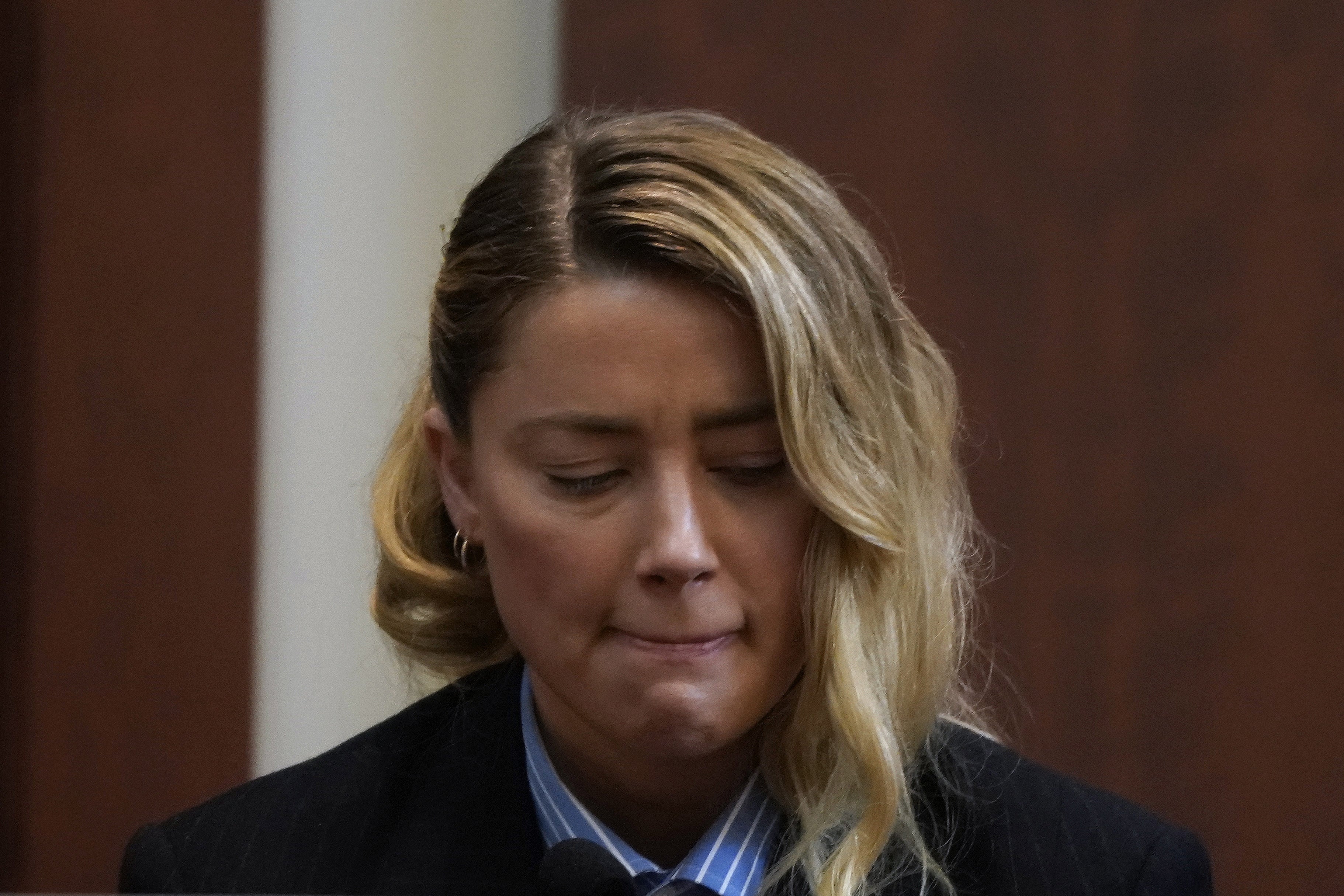 La actriz Amber Heard reacciona al testificar durante el caso de difamación de Depp vs Heard en la corte de circuito del condado de Fairfax en Fairfax, Virginia, EE.UU. el 4 de mayo de 2022