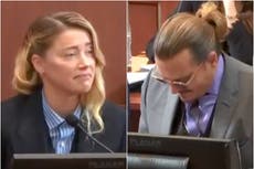 Johnny Depp se ríe cuando Amber Heard le dice al tribunal que él podía “quitarse sus botas”