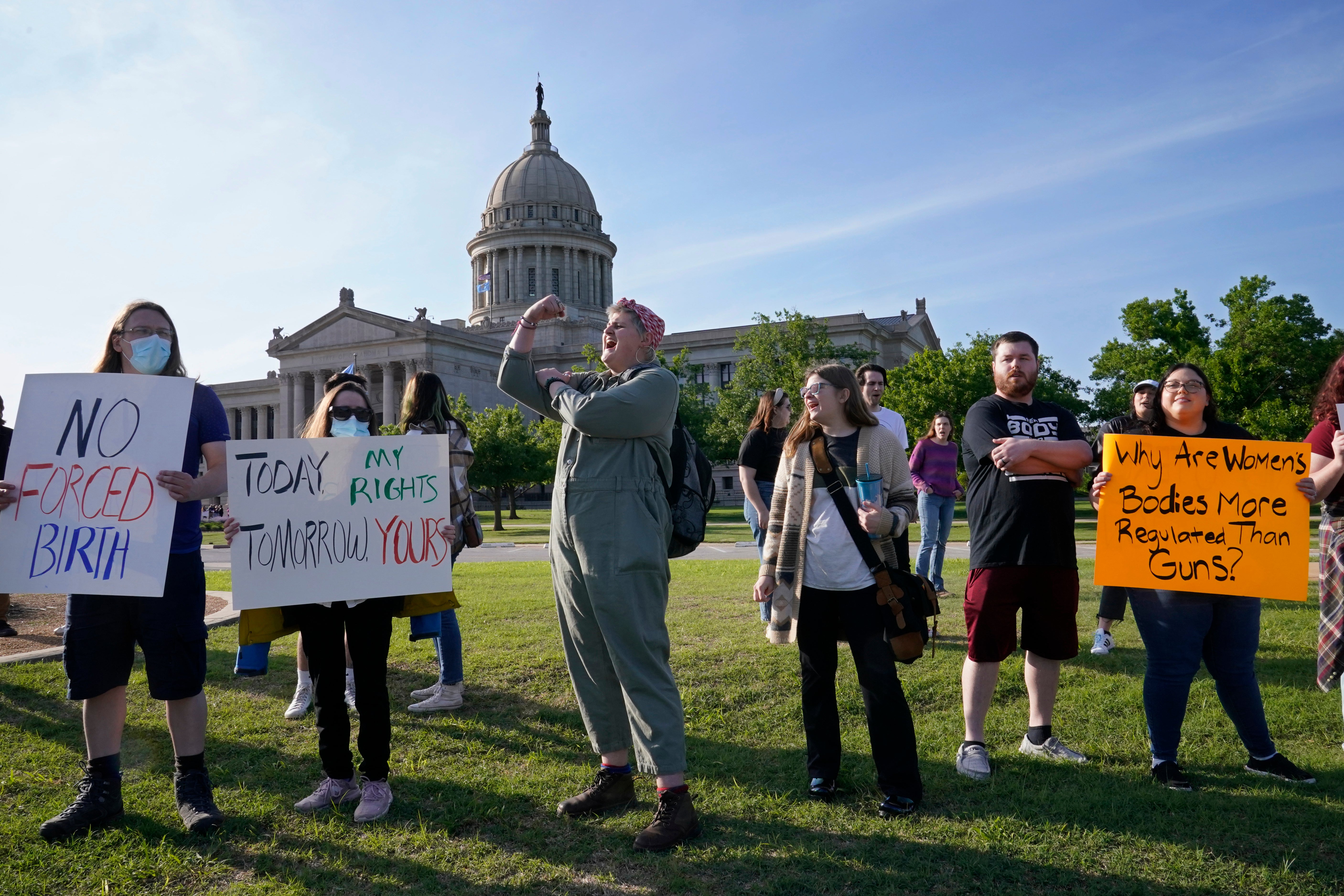 Los defensores del derecho al aborto protestan frente al capitolio estatal en Oklahoma City después de que el 3 de mayo el gobernador Kevin Stitt firmara una ley que prohíbe los abortos a las seis semanas de embarazo