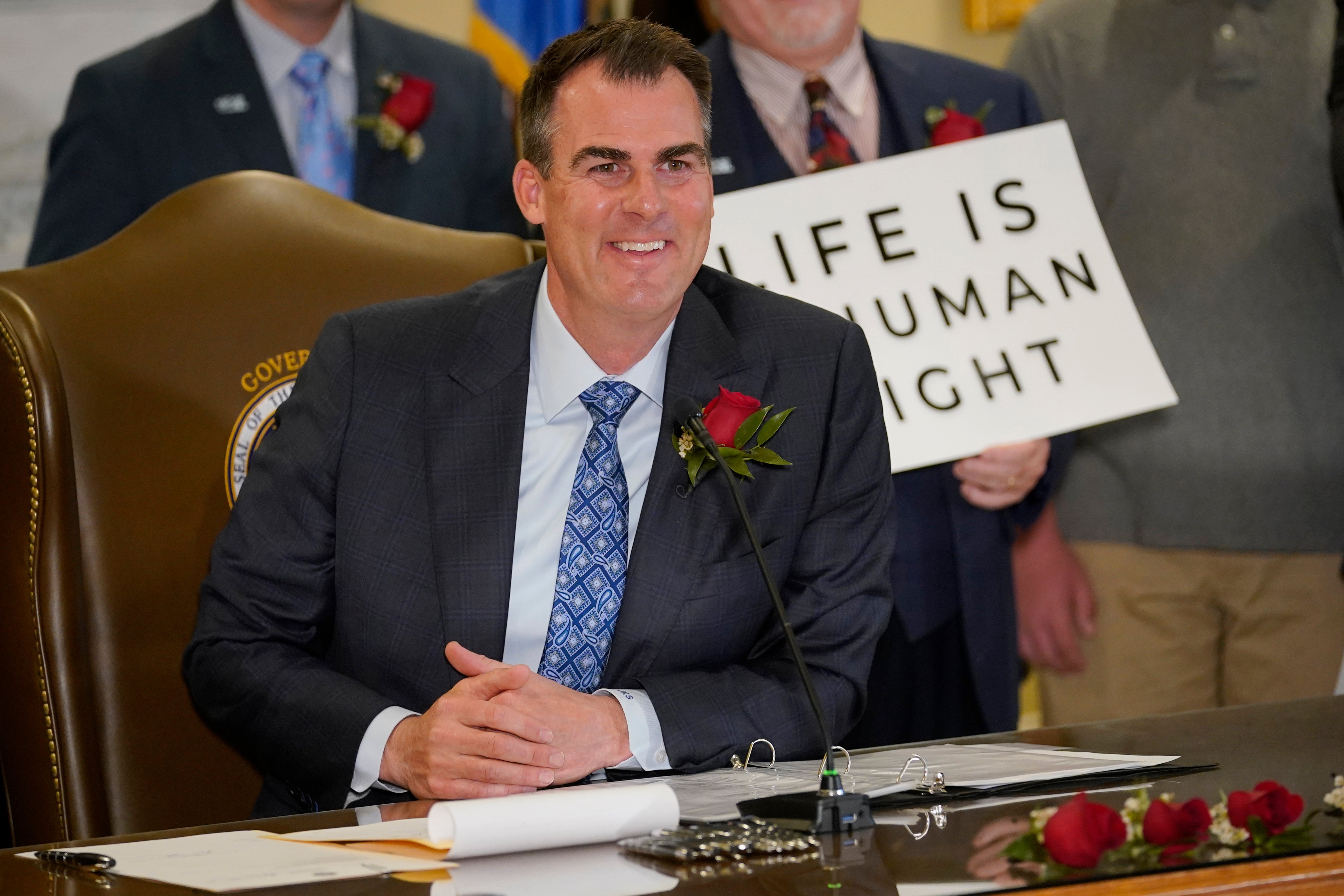 El gobernador de Oklahoma, Kevin Stitt, se ha comprometido a “ilegalizar el aborto” en el estado, a pesar de las protecciones constitucionales afirmadas por el caso Roe vs Wade, que los defensores del derecho al aborto se están preparando para que llegue a su fin