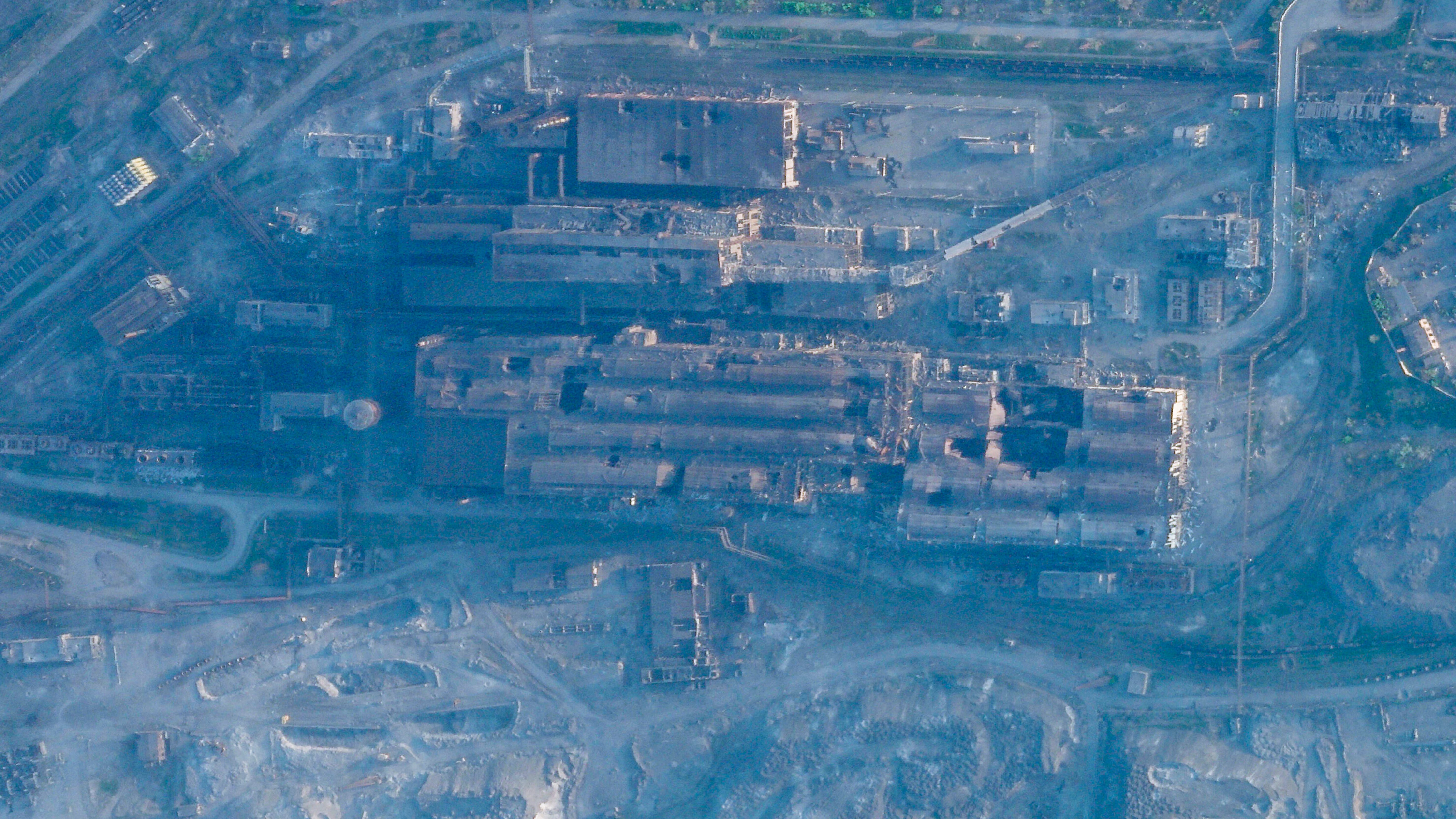 Una imagen satelital muestra el daño en la siderúrgica de Azovstal, en Mariúpol, luego de que las fuerzas rusas comenzaran a atacar las instalaciones