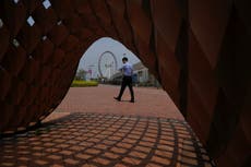 Hong Kong reabre playas, Beijing relaja normas de cuarentena