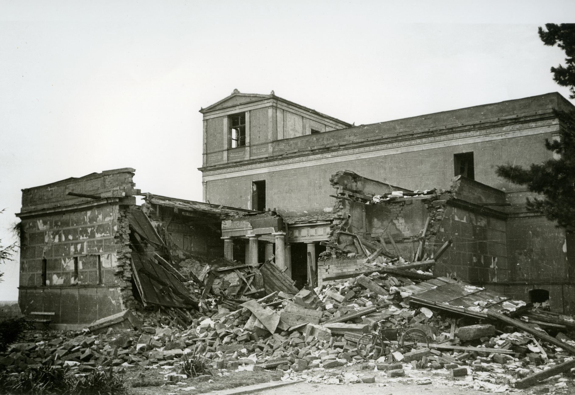 Restos del patio del Pompejanum tras el bombardeo de Aschaffenburg en 1944