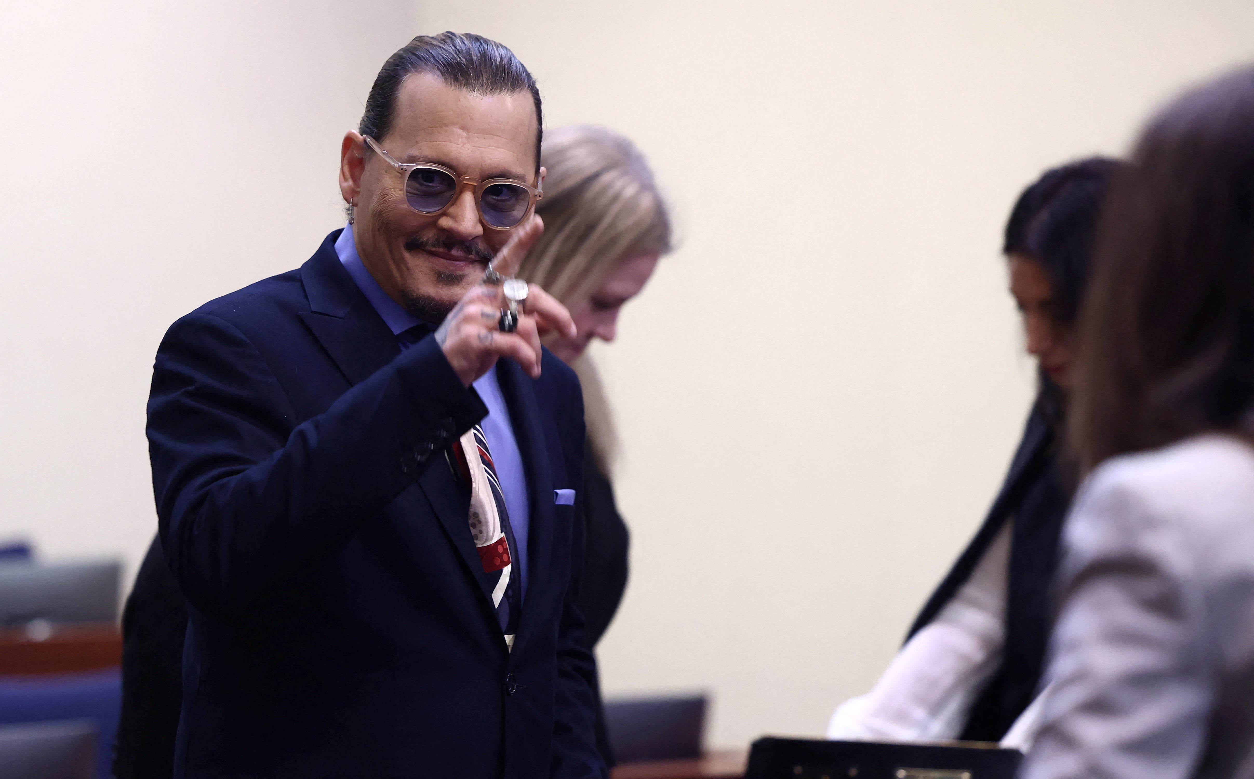 El actor Johnny Depp llega a la sala del Tribunal de Circuito del Condado de Fairfax durante su caso de difamación contra su exesposa, la actriz Amber Heard en Fairfax, Virginia, Estados Unidos, el 5 de mayo de 2022
