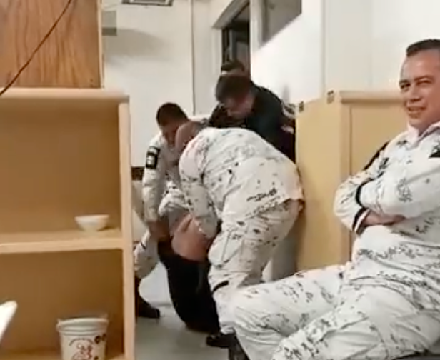 VIDEO: Soldados mexicanos bajan el pantalón de compañero y golpean sus glúteos 