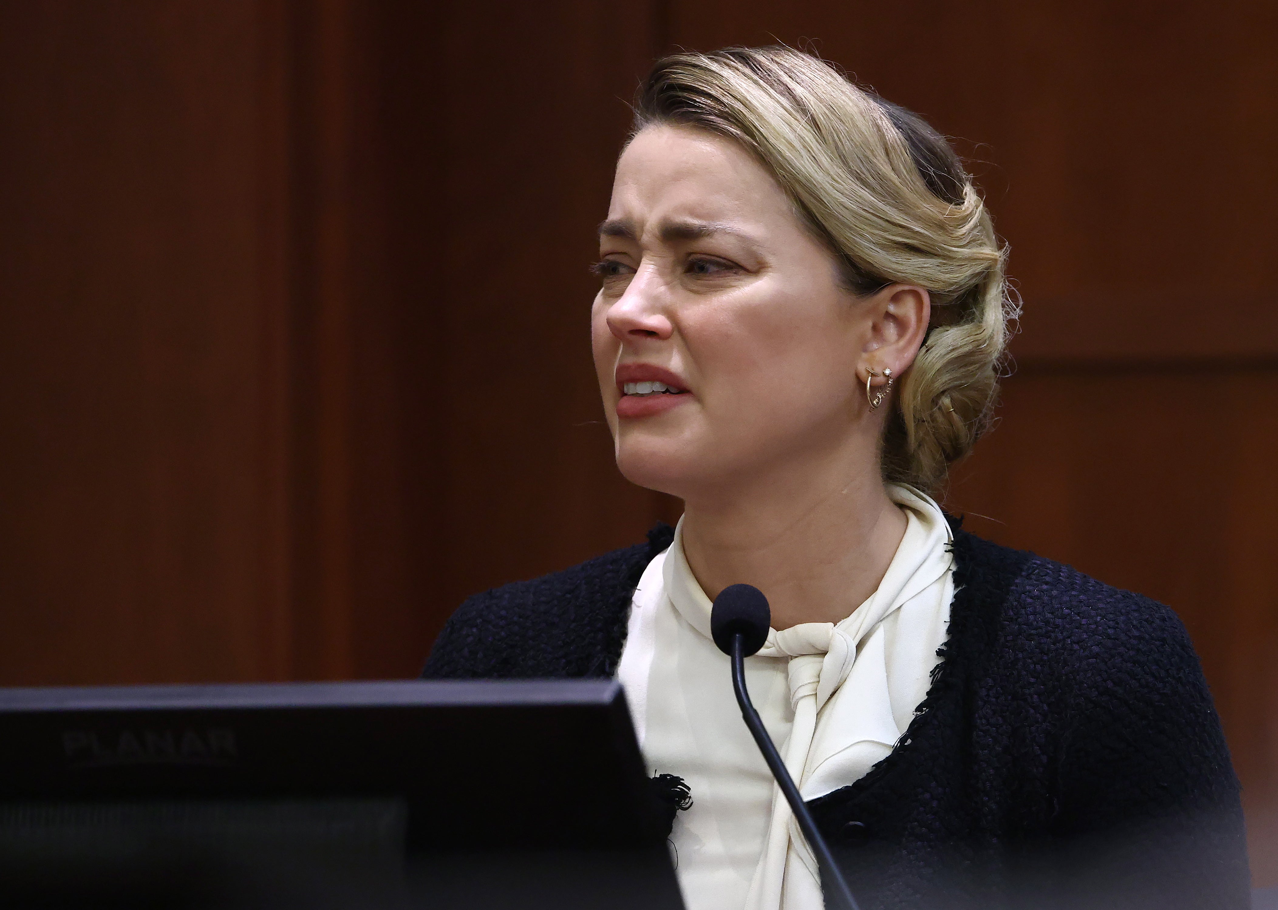 La actriz estadounidense Amber Heard reacciona en el estrado durante el juicio de difamación por US$50 millones de Depp vs Heard en la corte de circuito del condado de Fairfax en Fairfax, Virginia, EE.UU. el 5 de mayo de 2022