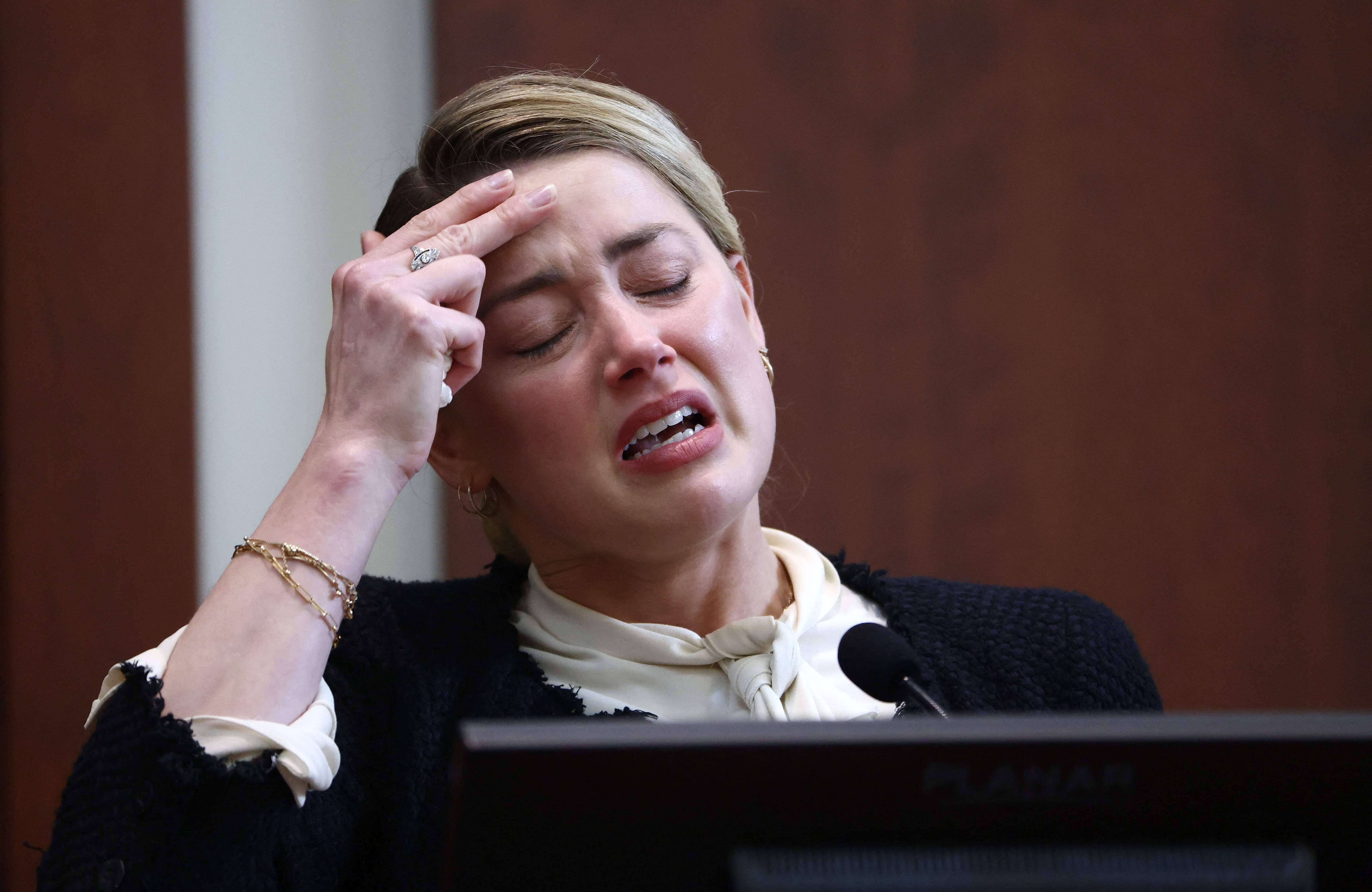 Amber Heard llora en el estrado en su juicio contra Johnny Depp