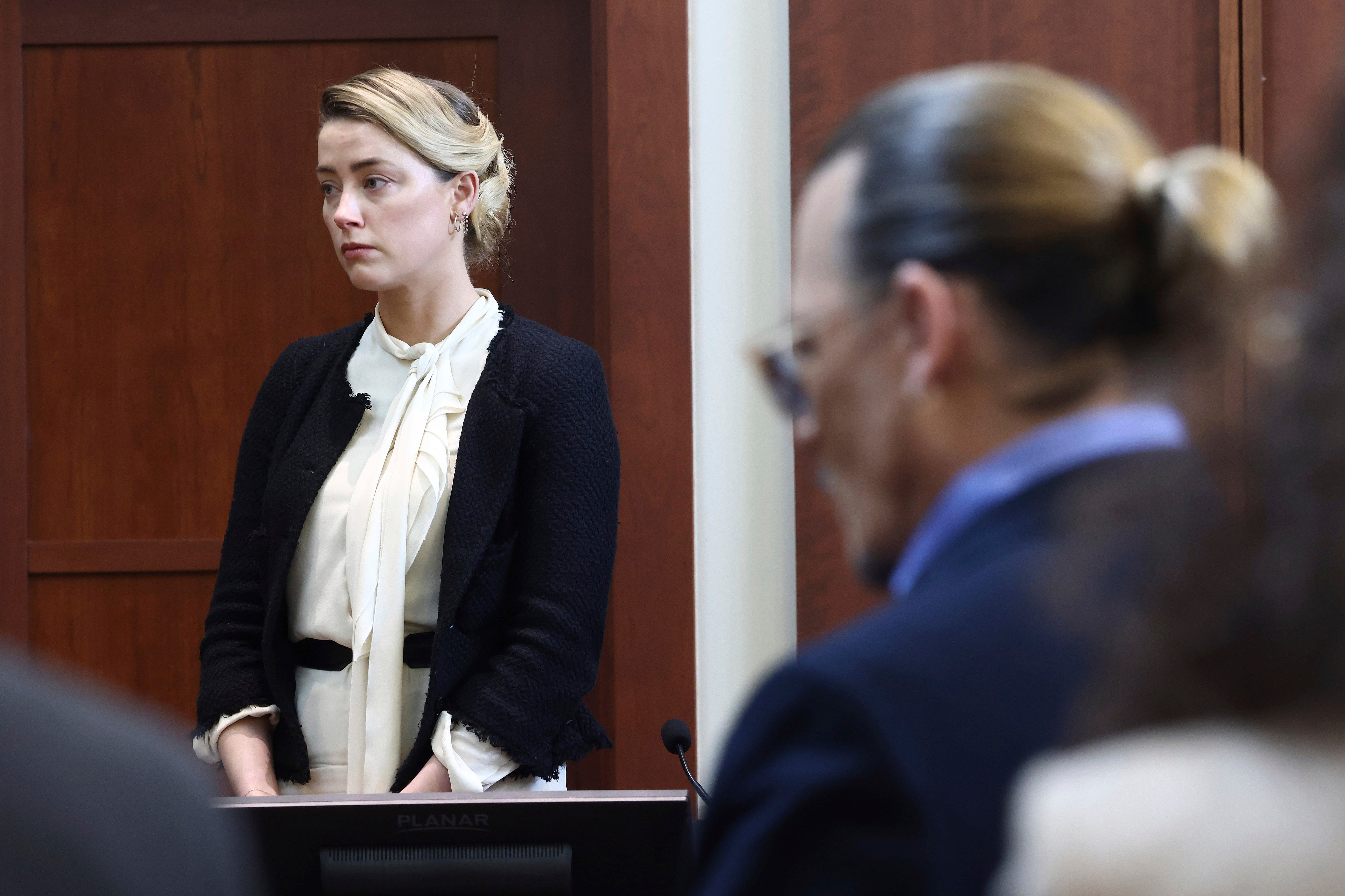 La actriz Amber Heard, izquierda, y el actor Johnny Depp comparecen ante la corte de circuito del condado de Fairfax en Fairfax, Virginia, el jueves 5 de mayo de 2022